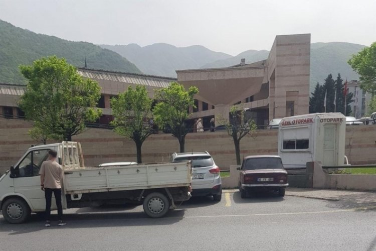 Bursa'da cadde &uuml;st&uuml;ndeki &ouml;zel otopark tartışma yarattı