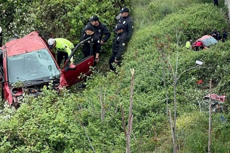 140 kilometre hızla gidiyordu! Otomobil 8 metrelik istinat duvarından u&ccedil;tu