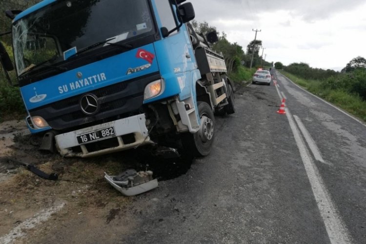 BUSKİ kamyonu kaza yaptı: 2 yaralı