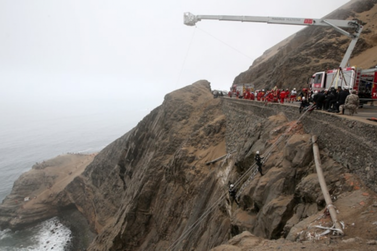 Peru'da otobüs uçurumdan düştü! Çok sayıda kişi hayatını kaybetti