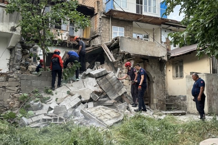 Kahramanmaraş'ta iki katlı bina &ccedil;&ouml;kt&uuml;!