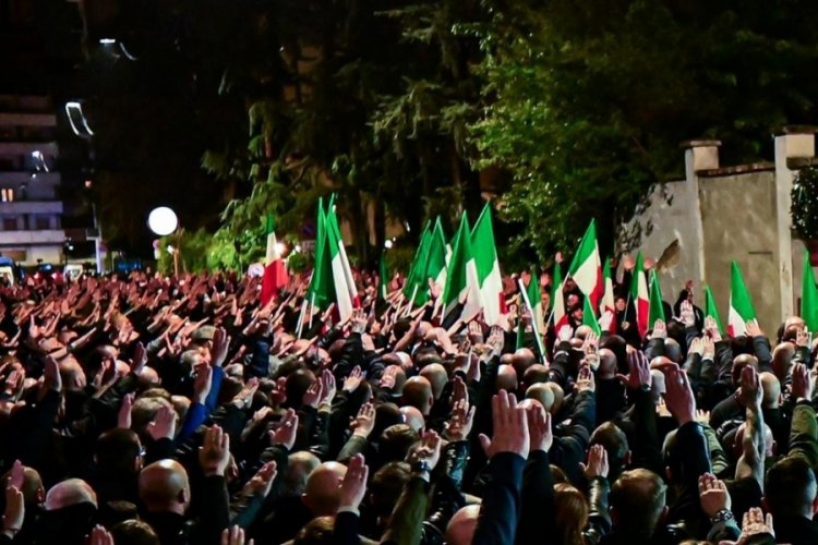 İtalya'da y&uuml;zlerce kişiden Nazi selamı
