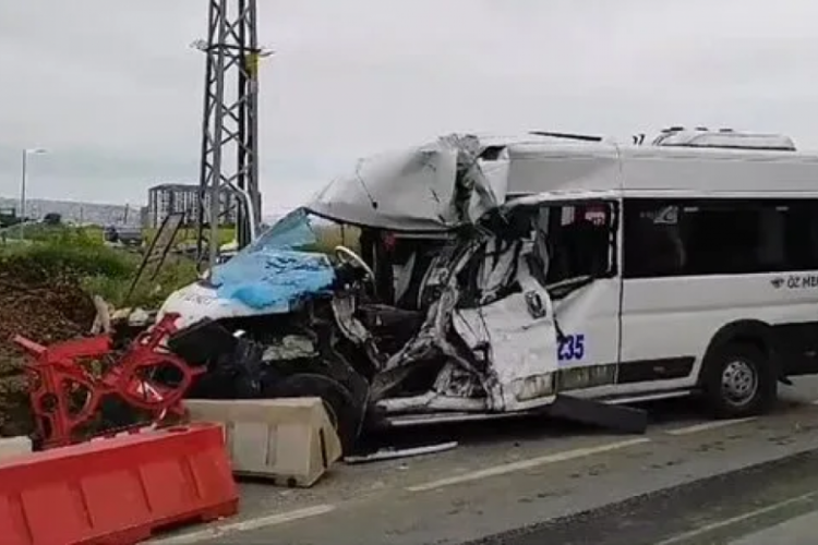 İstanbul'da fabrika işçilerini taşıyan servis minibüsü kaza yaptı: Yaralılar var