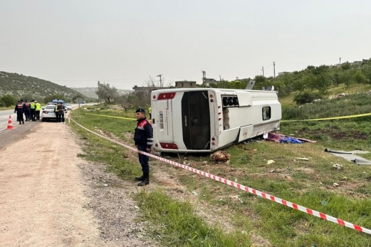 Gaziantep'te yolcu taşıyan midib&uuml;s devrildi: 1 &ouml;l&uuml;, 7 yaralı