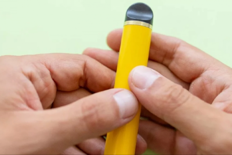 Elektronik sigara kullanan gen&ccedil;lerin idrarında kurşun ve uranyum bulundu