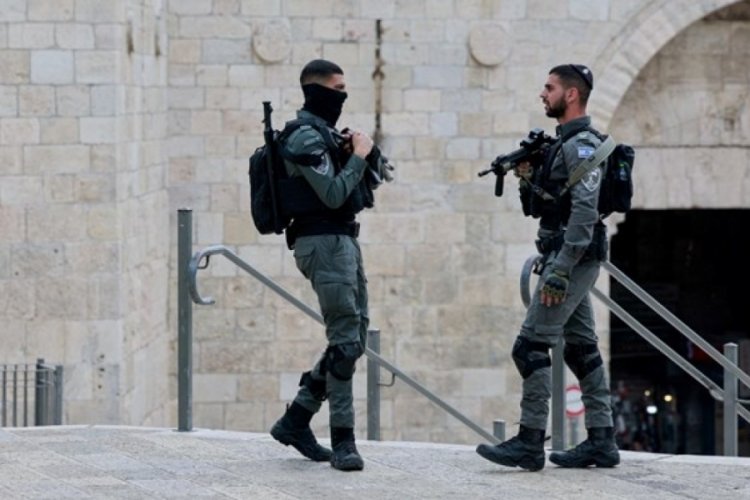 Bir T&uuml;rk vatandaşı Kud&uuml;s'te İsrail polisini bı&ccedil;akladı