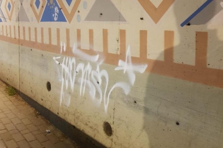 Bursa'da duvar s&uuml;slemesi &uuml;zerine yapılan grafitiler duvarlara zarar veriyor