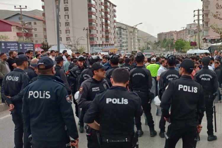 Bitlis'te kamyonet &ouml;ğrencilere &ccedil;arptı!