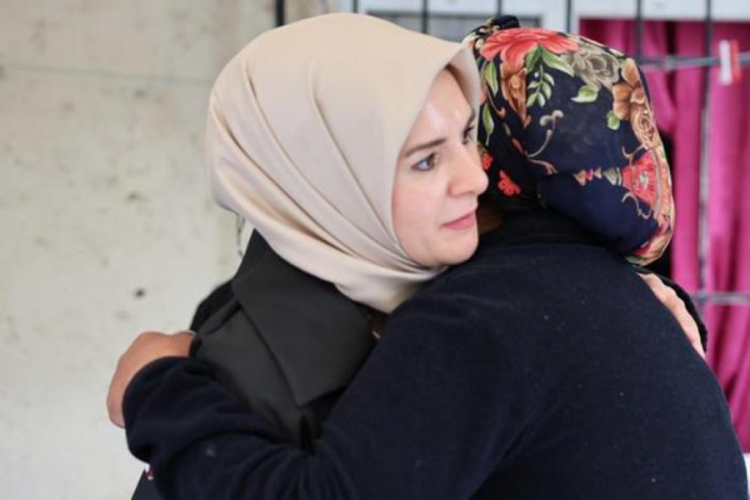 Bakan G&ouml;ktaş, Edanur Gezer'in ailesini ziyaret etti!