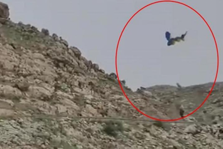 Şırnak'ta paraş&uuml;t&ccedil;&uuml;n&uuml;n zor anları! Ters r&uuml;zgara kapılıp d&uuml;şt&uuml;