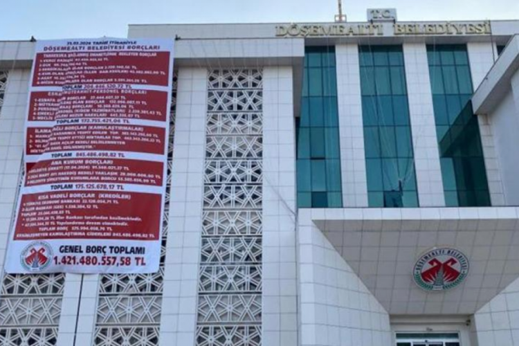 CHP'li belediye, &ouml;nceki CHP'li y&ouml;netimin bor&ccedil;larını binaya astı