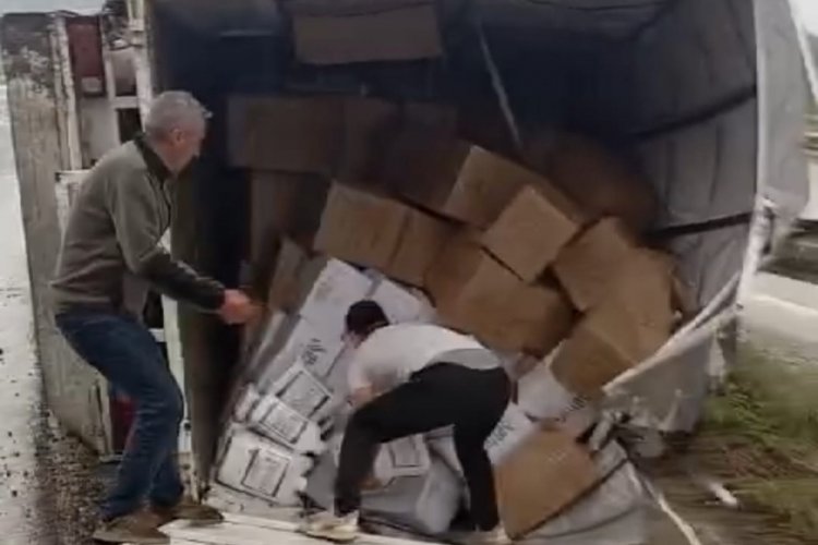 Bursa'da ev eşyası taşıyan kamyonet devrildi!