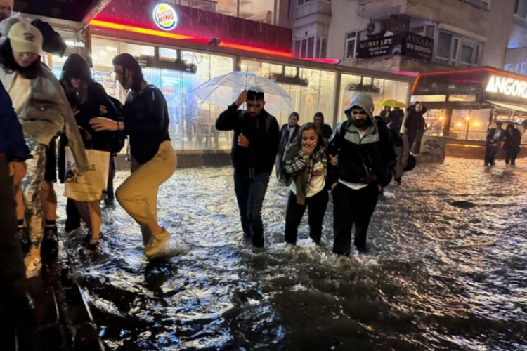 Ankara'yı dolu ve sağanak vurdu!