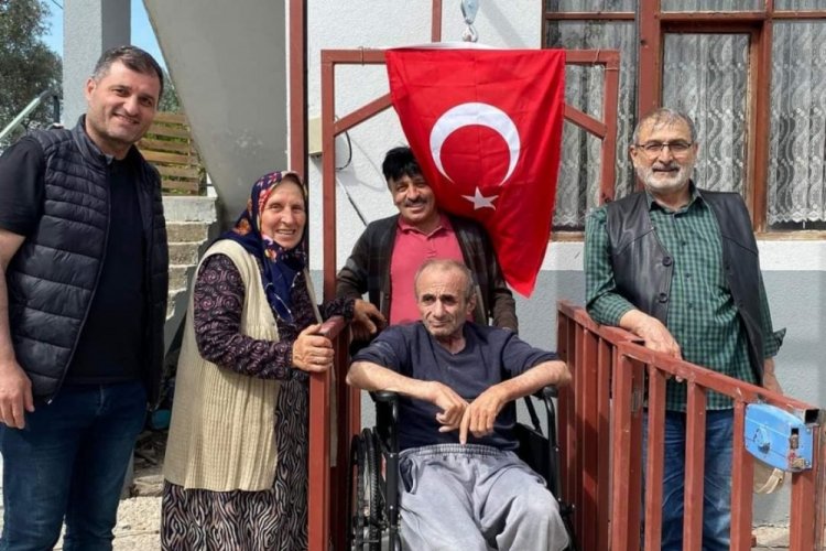 Bursa'da eşini 2 yıl boyunca usanmadan sırtında taşıdı! G&ouml;zyaşlarına hakim olamadılar