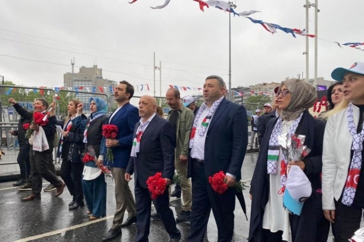 HAK-İŞ Kazancı Yokuşu'na karanfil bıraktı