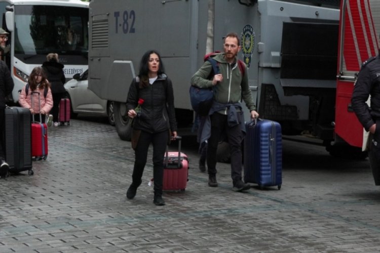 İstanbul'da turistler Taksim'den y&uuml;r&uuml;yerek ayrıldı