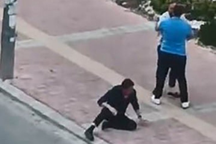 Tartıştığı s&uuml;r&uuml;c&uuml;y&uuml; yere yatırıp defalarca yumrukladı