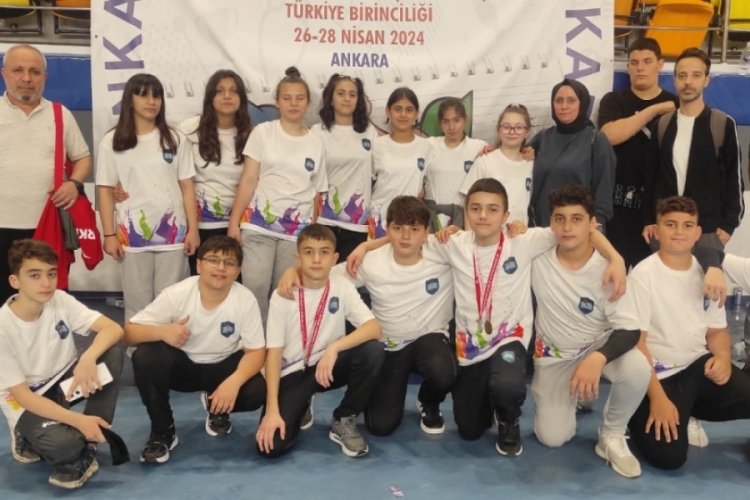 Salih Şeremet Ortaokulunun bilek güreşi takımı Bursa'ya madalyalarla döndü
