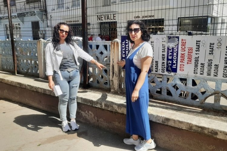 Bursa'da 12 Eyl&uuml;l İlkokulu'nun &ccedil;&uuml;r&uuml;yen ihata duvarı tehlike sa&ccedil;ıyor