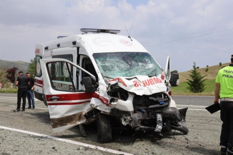 Ambulans ile hafif ticari ara&ccedil; &ccedil;arpıştı: 2'si polis 6 yaralı