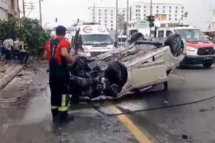 Kırmızı ışıkta ge&ccedil;en otomobil yayalara &ccedil;arptı: 1 &ouml;l&uuml;, 3 yaralı