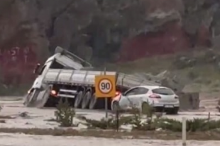 Nevşehir-Aksaray karayolunda TIR &ccedil;&ouml;ken yola d&uuml;şt&uuml;
