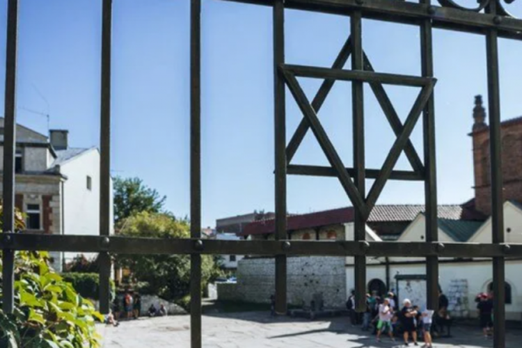 Polonya'da sinagoga molotof kokteyli fırlatıldı!