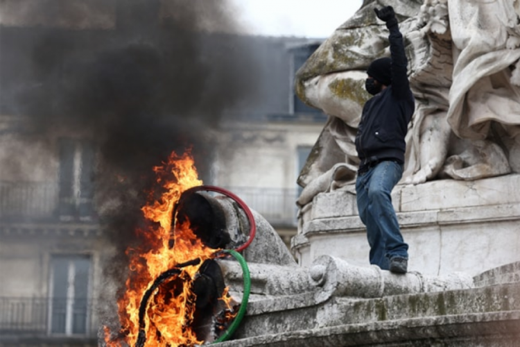Paris'te olaylı 1 Mayıs!