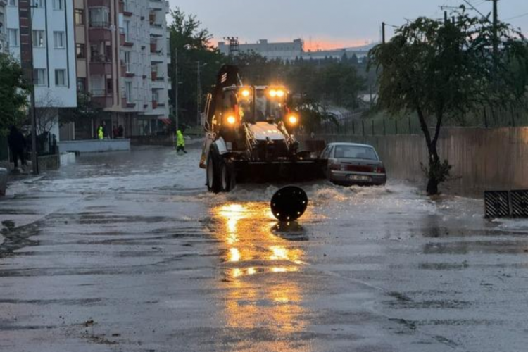 Ankara'da şiddetli yağış! Yollar &ccedil;&ouml;kt&uuml;, ev ve işyerlerini su bastı