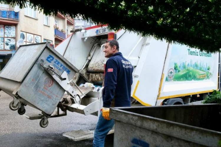 Giresun Belediye Başkanı K&ouml;se iş&ccedil;ilerle buluştu: Temizlik vardiyasına &ccedil;ıktı