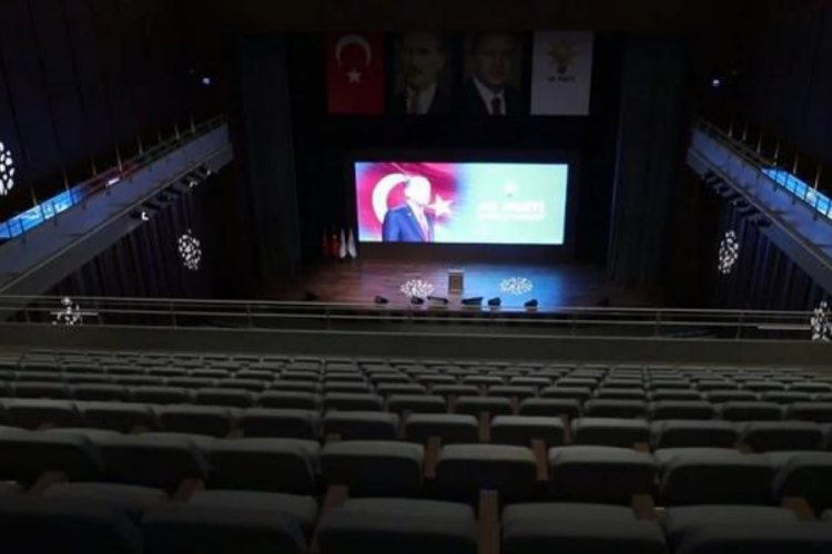 Ankara'da AK Parti Kongre Merkezi'ndeki salonu su bastı