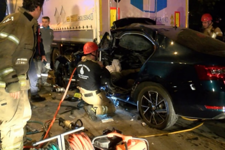 İstanbul'da otomobil park halindeki TIR'ın altına girdi!