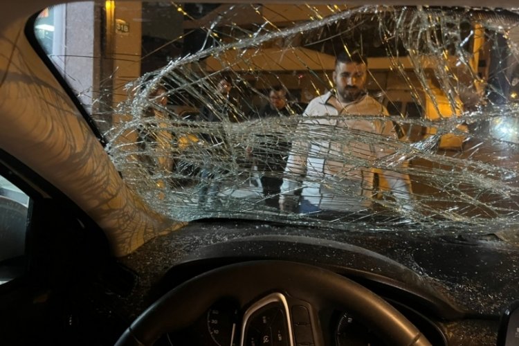 Bursa'da ara&ccedil; s&uuml;r&uuml;c&uuml;s&uuml;, hızla koşan başıboş atın &ccedil;arpmasıyla savruldu