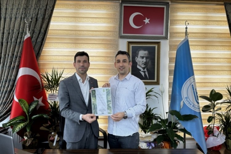 Büyükorhan Belediye Başkanı Kamil Turhan ilk maaşını öğrencilere bağışladı