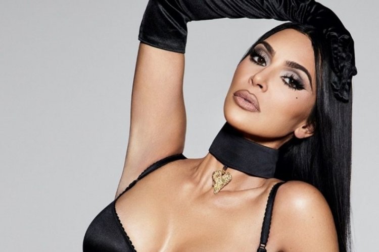 Kim Kardashian s&uuml;tyen bedenini a&ccedil;ıkladı!