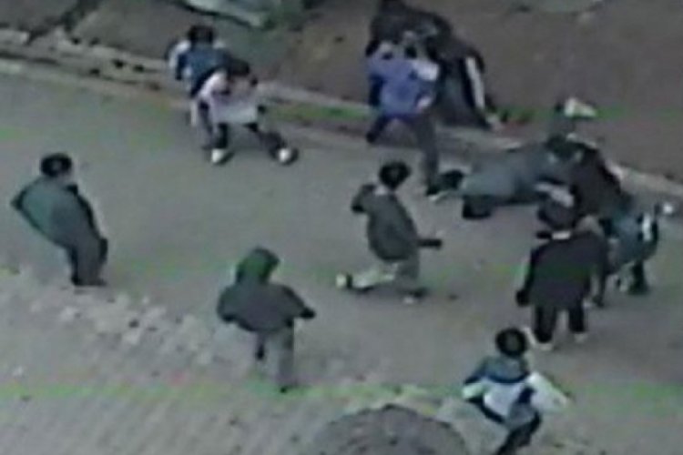 İstanbul'da akran dehşeti! 7 &ouml;ğrenci bir &ccedil;ocuğu bayıltana kadar d&ouml;vd&uuml;