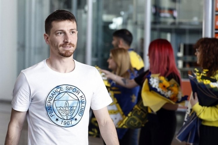 Mert Hakan Yandaş forma bekliyor