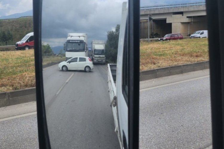 Bursa'da tır &ouml;n&uuml;ne kattığı otomobili s&uuml;r&uuml;kledi!