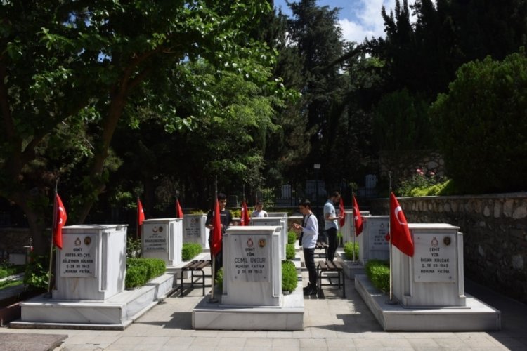 Bursa'da Değirmen Gençlik üyeleri Pınarbaşı Garnizon Şehitliği'ni ziyaret etti