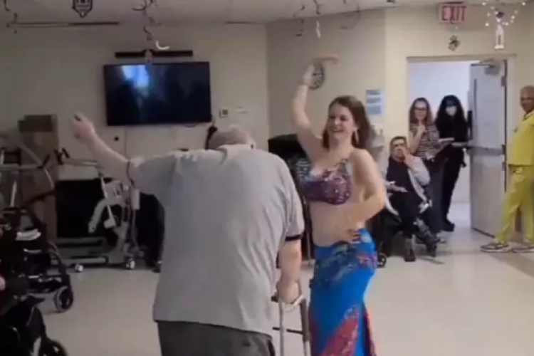 Yaşlı adam doğum g&uuml;n&uuml; i&ccedil;in huzurevine dans&ouml;z &ccedil;ağırdı!