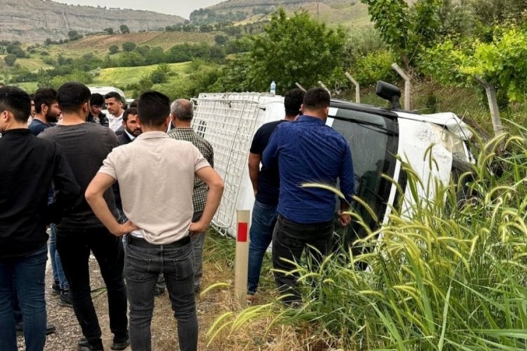 Devrilen minib&uuml;steki 14 kişi yaralandı