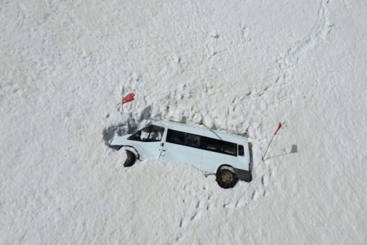 Van'da çığ altında kalan minibüs, karların erimesiyle 5 ay sonra ortaya çıktı