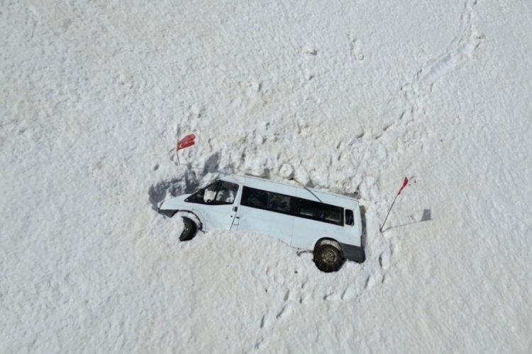 Van'da &ccedil;ığ altında kalan minib&uuml;s, karların erimesiyle 5 ay sonra ortaya &ccedil;ıktı