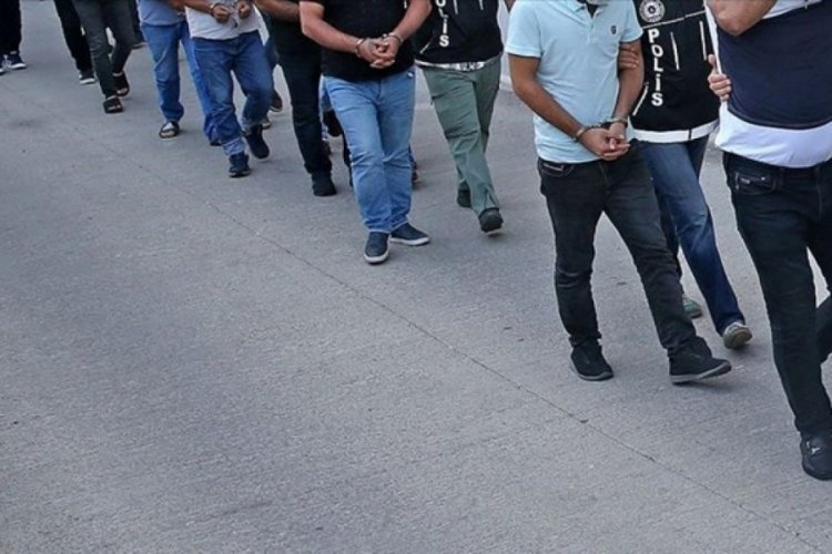 Bursa'da dahil 4 ilde umreye gitmek isteyenleri dolandırmışlardı! 5 ş&uuml;pheli adliyede