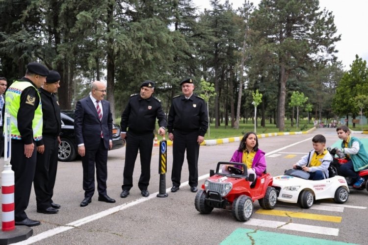 Bursa Valisi "Trafik Dedektifleri Projesi"nde çocuklarla bir araya geldi