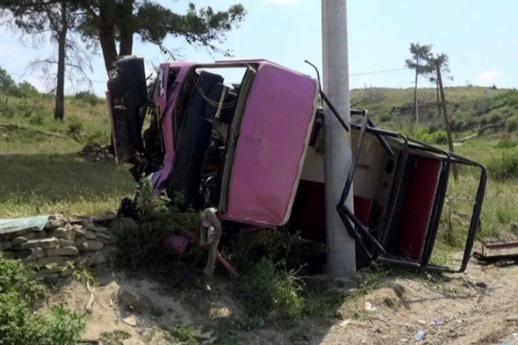 Antalya'da iki safari aracı &ccedil;arpıştı: 13'&uuml; turist, 16 yaralı