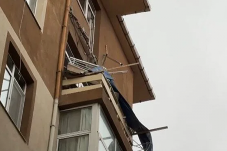 İstanbul'da balkonu çöken 6 katlı bina tahliye edildi!