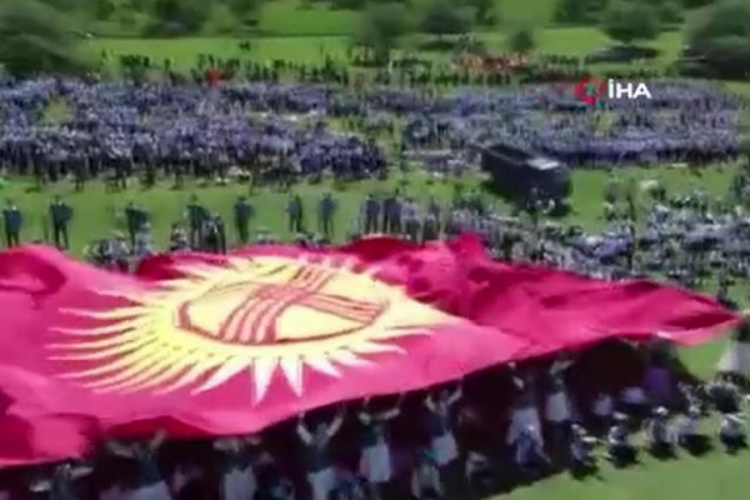 Kırgızistan'da &ouml;ğrencilerin arasına kamyonet daldı! Yaralılar var