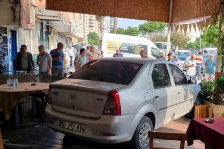 Adana'da kontrolden çıkan otomobil, kahvehaneye daldı!
