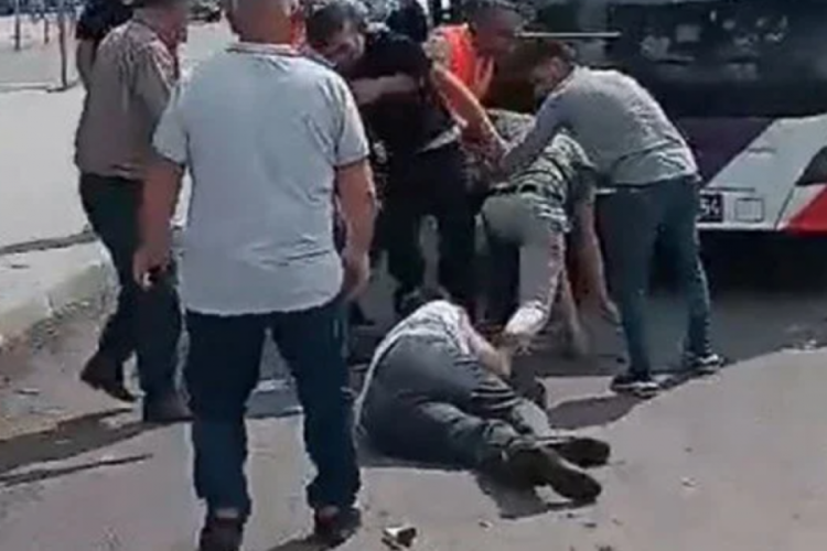 Adana'da yol verme tartışması: Belediye otobüsü şoförünü dövdüler!